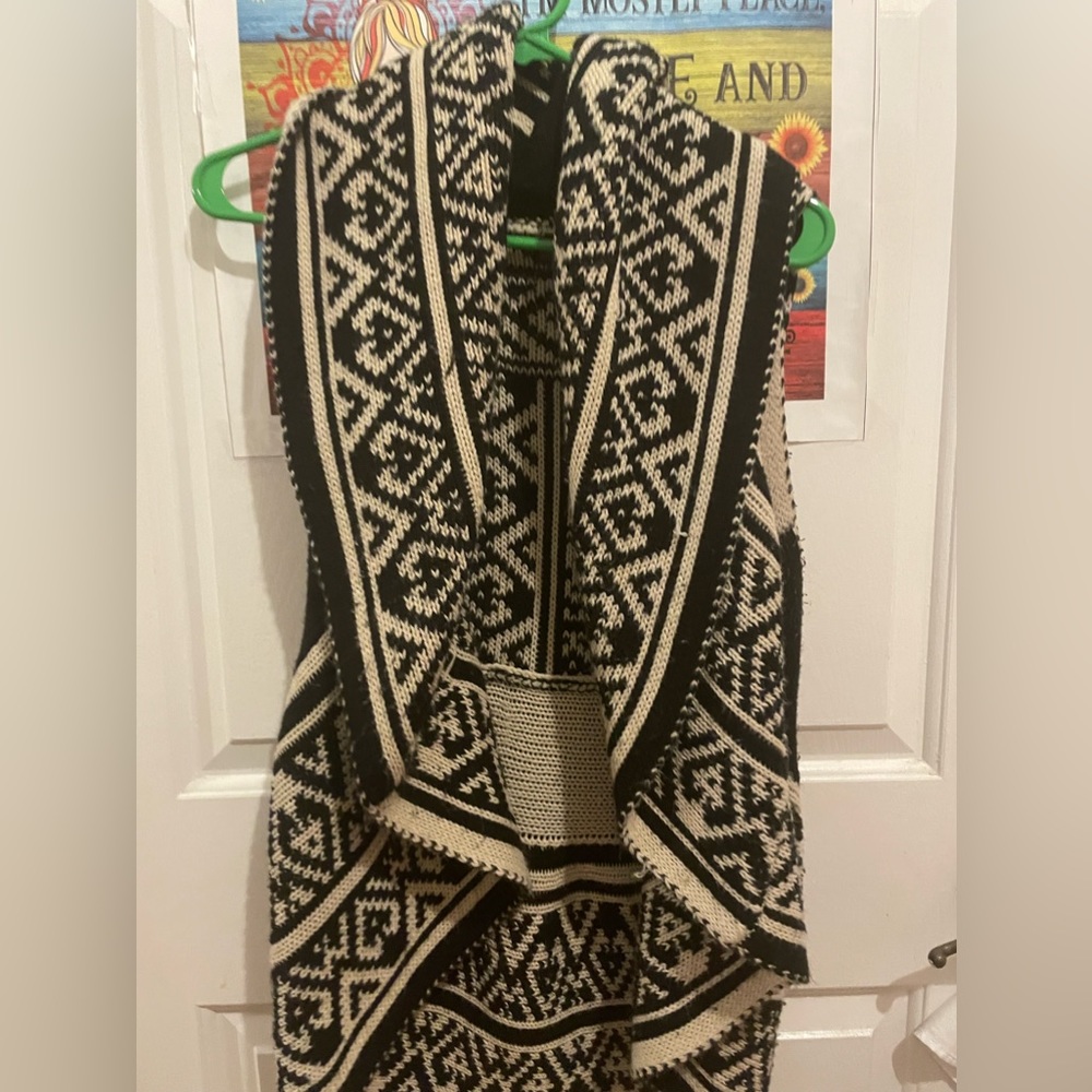 nice and warm vest with cave design size M